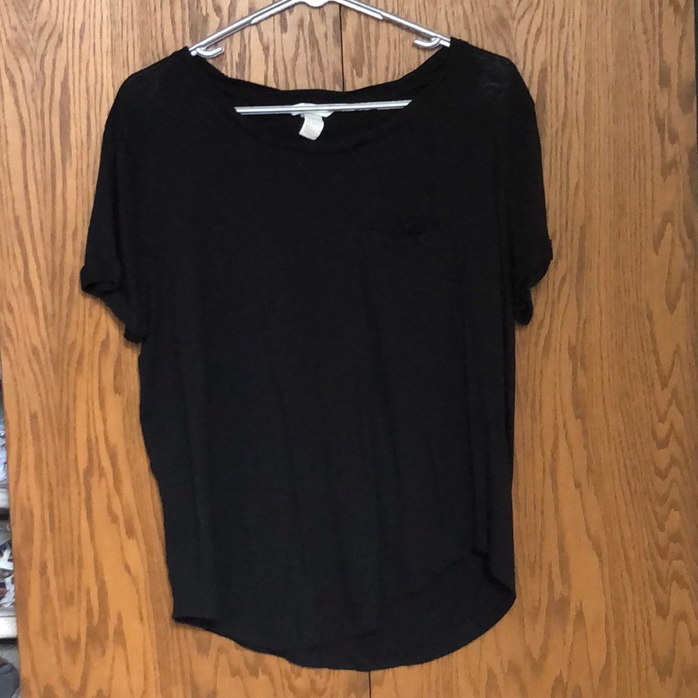 Black short sleeve tee